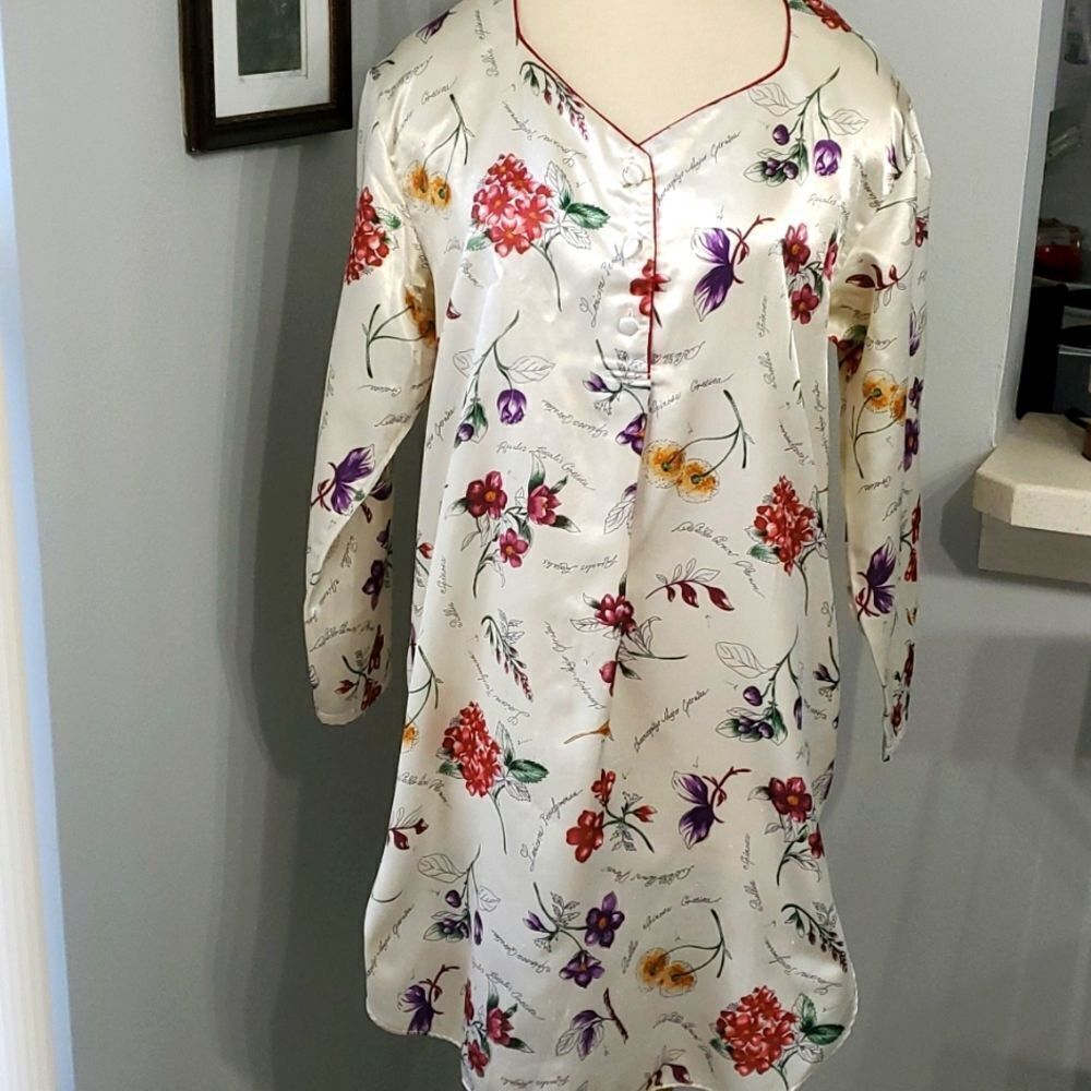 Women's night shirt. Satin,‎ size small,  looks larger. LAURA Leigh intim…